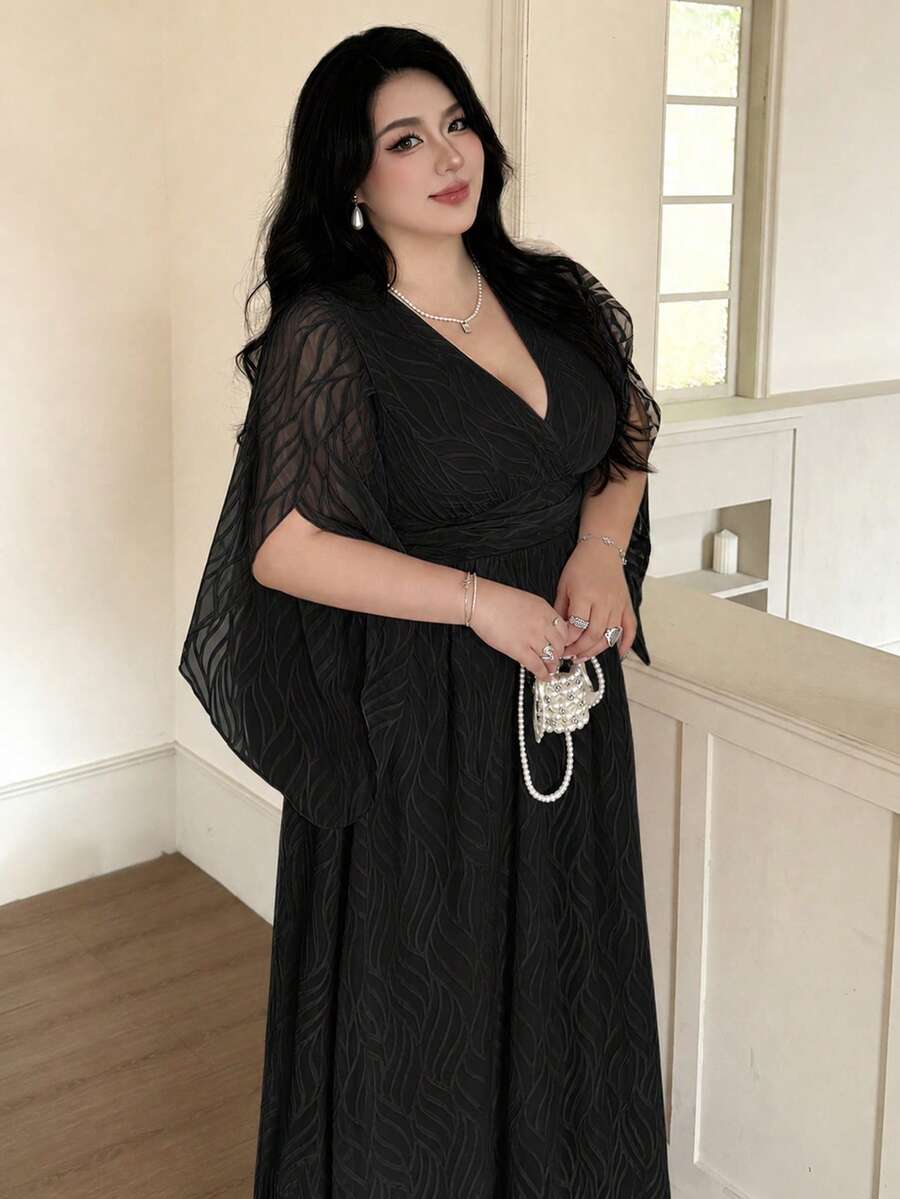 SHEIN Vibekara فستان أسود للمقاس الكبير بأكمام جرس وحافة مكشكشة من قماش الجاكار