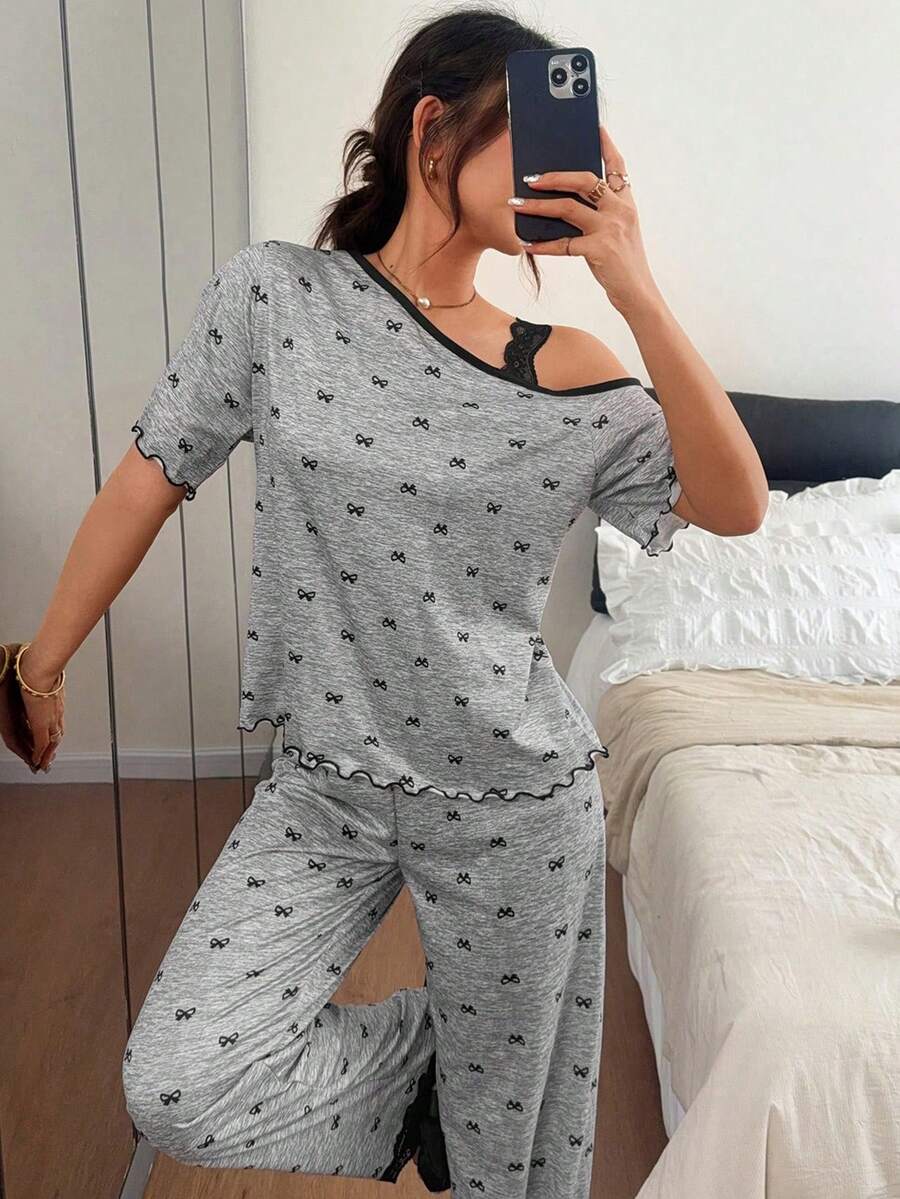 SHEIN طقم بيجامة قطعتين بطبعة فيونكة وحافة دانتيل وبنطال طويل