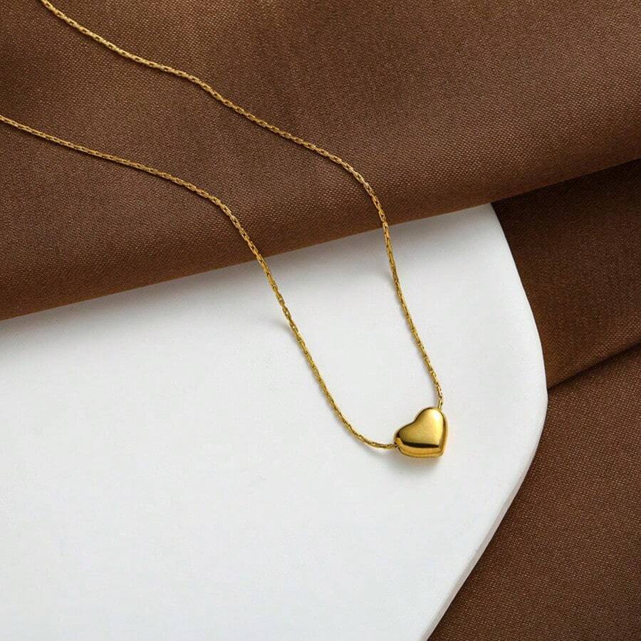 SHEIN قلادة بشكل قلب من ستانلس ستيل مطلي بالذهب