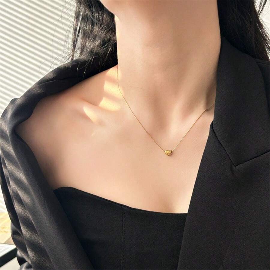 SHEIN قلادة بشكل قلب من ستانلس ستيل مطلي بالذهب