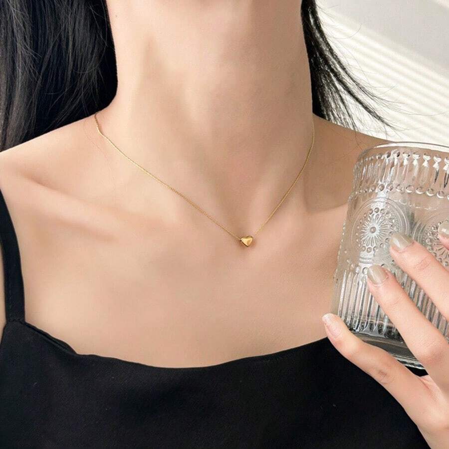 SHEIN قلادة بشكل قلب من ستانلس ستيل مطلي بالذهب