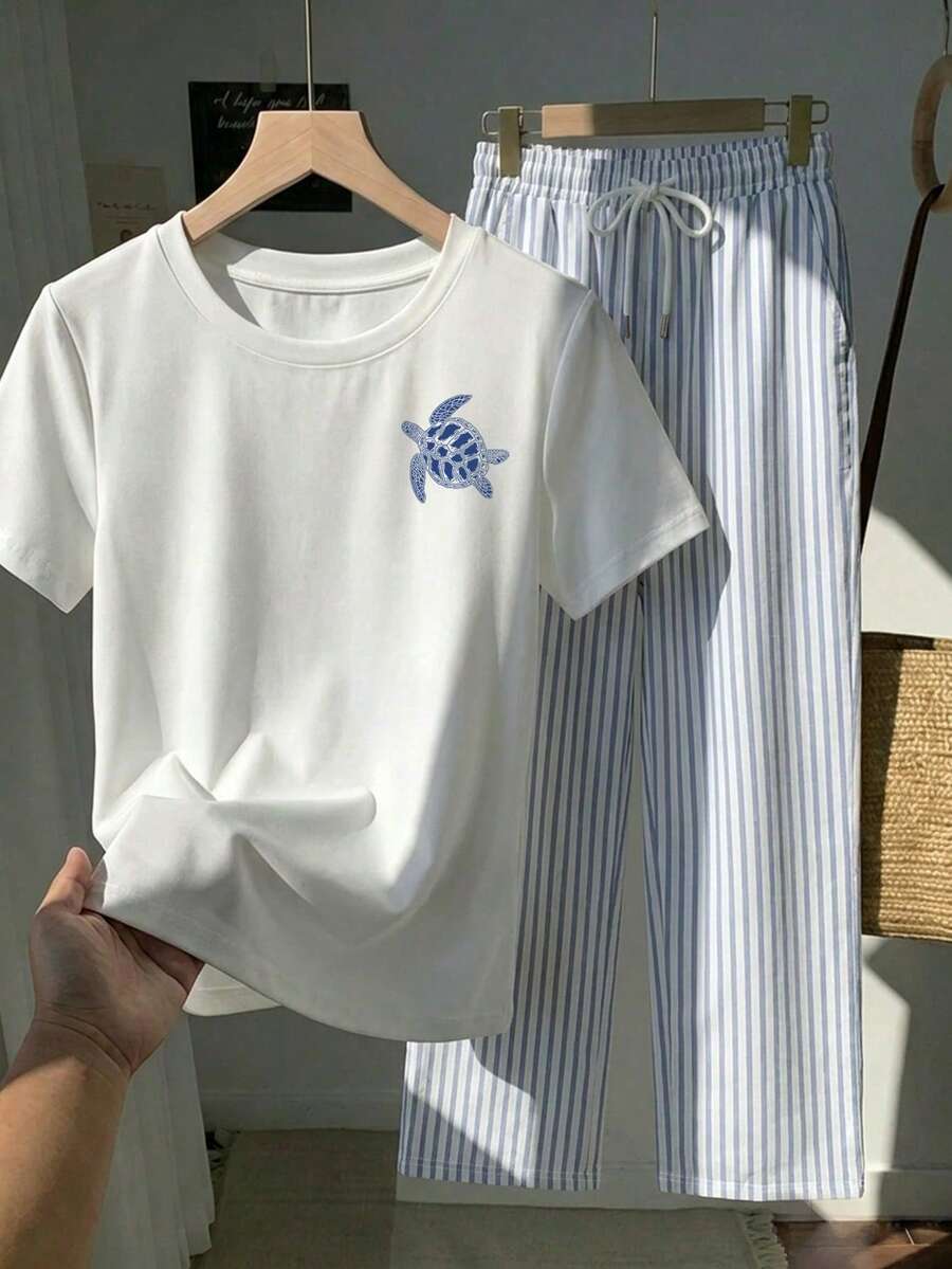 SHEIN Tseoso طقم صيفي نسائي كاجوال قطعتين (تيشيرت أبيض بسلحفاة بحرية + بنطال مخطط أزرق وأبيض)