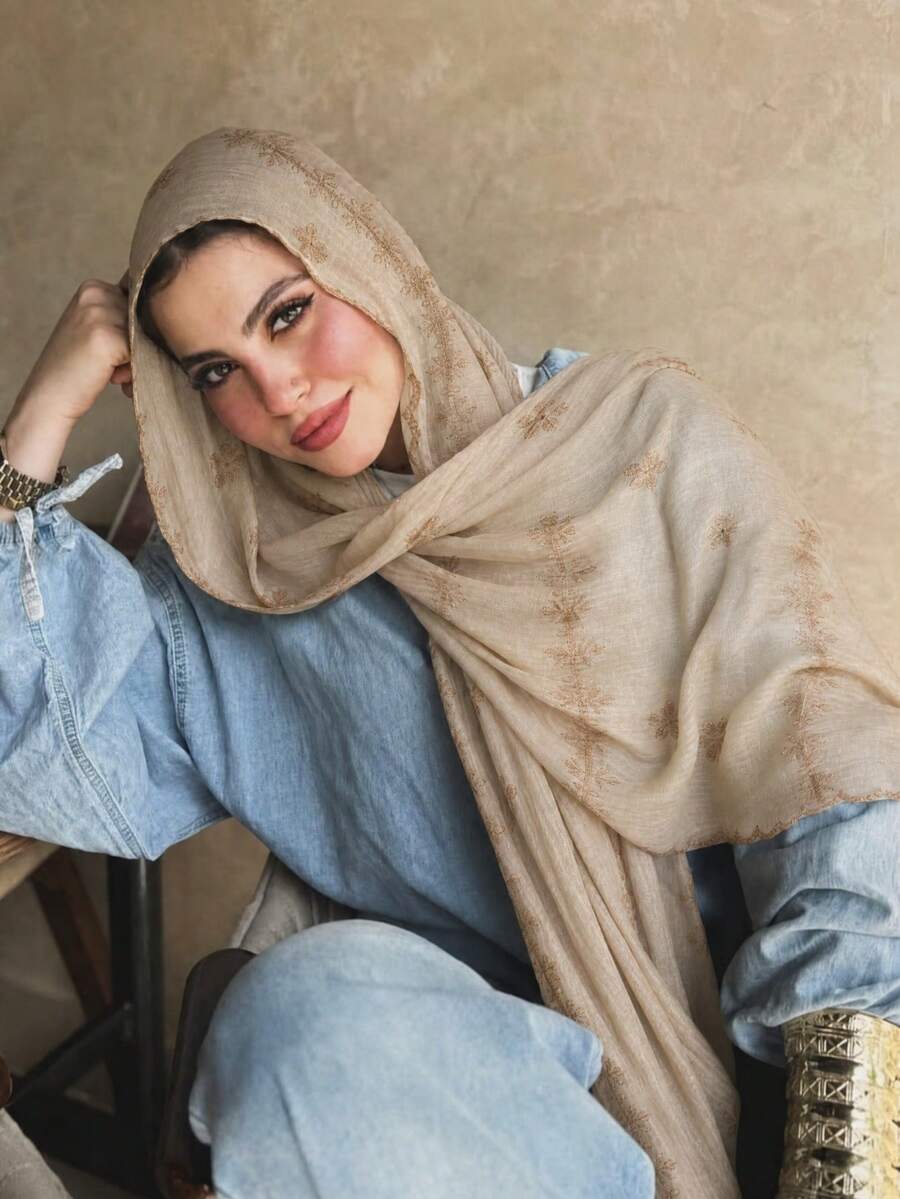 SHEIN حجاب نسائي بوهيمي بتطريز يدوي وزخارف زهرية فاخرة بلون بيج