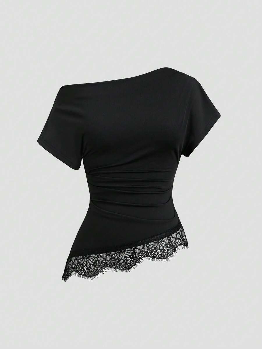 SHEIN Sweetra تي شيرت أسود بياقة كتف غير متماثلة بحافة دانتيل وخصر مطوي