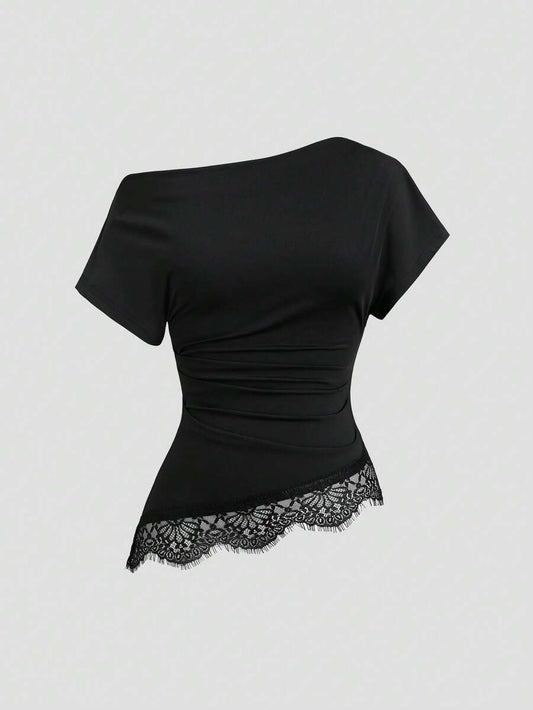 SHEIN Sweetra تي شيرت أسود بياقة كتف غير متماثلة بحافة دانتيل وخصر مطوي