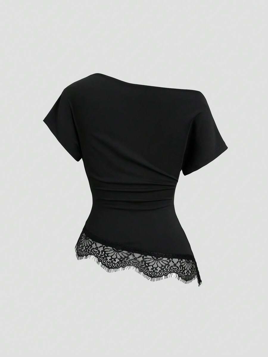 SHEIN Sweetra تي شيرت أسود بياقة كتف غير متماثلة بحافة دانتيل وخصر مطوي