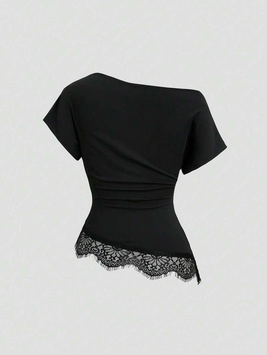 SHEIN Sweetra تي شيرت أسود بياقة كتف غير متماثلة بحافة دانتيل وخصر مطوي