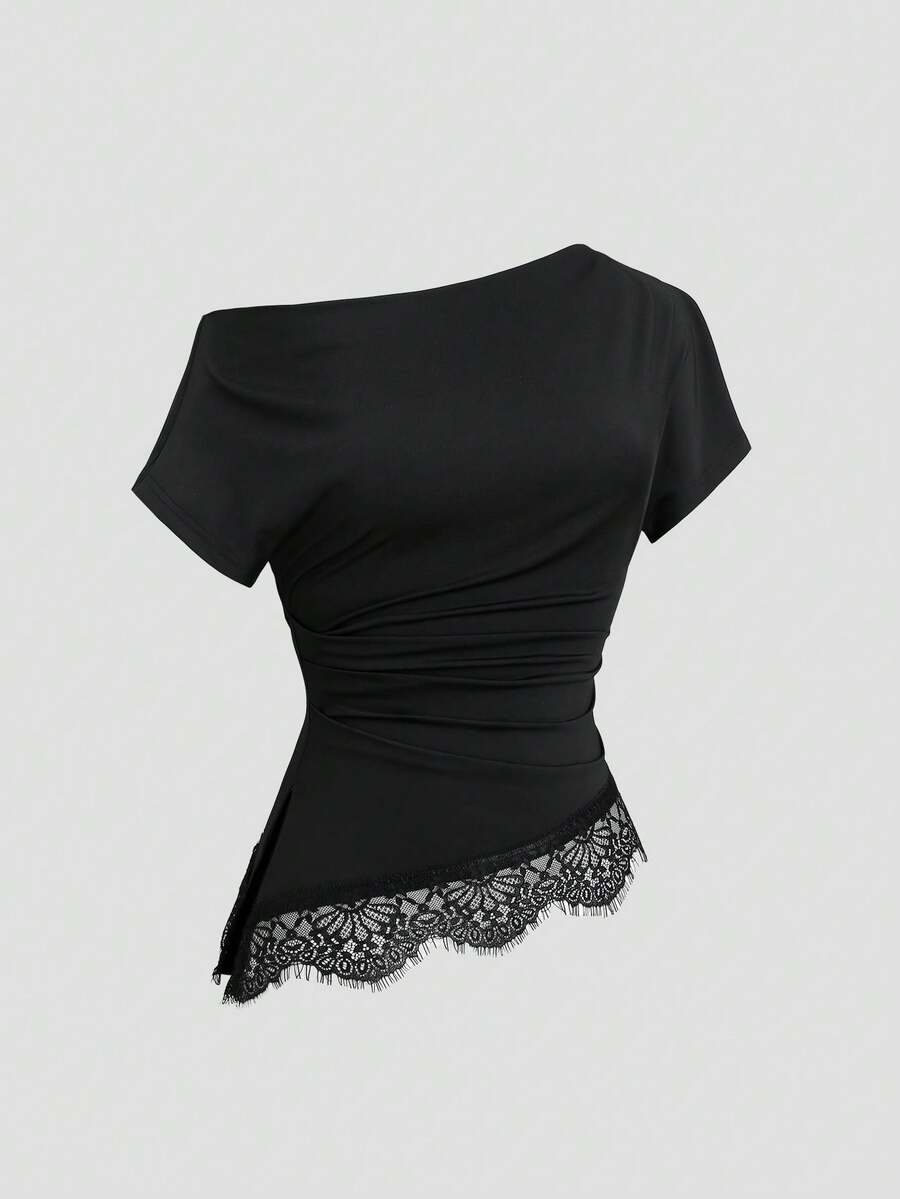 SHEIN Sweetra تي شيرت أسود بياقة كتف غير متماثلة بحافة دانتيل وخصر مطوي