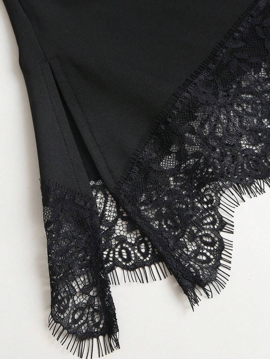 SHEIN Sweetra تي شيرت أسود بياقة كتف غير متماثلة بحافة دانتيل وخصر مطوي