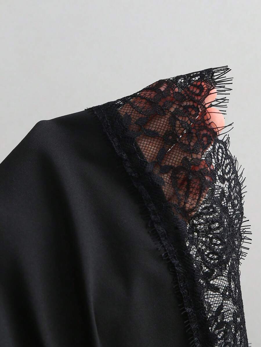 SHEIN Sweetra تي شيرت أسود بياقة كتف غير متماثلة بحافة دانتيل وخصر مطوي
