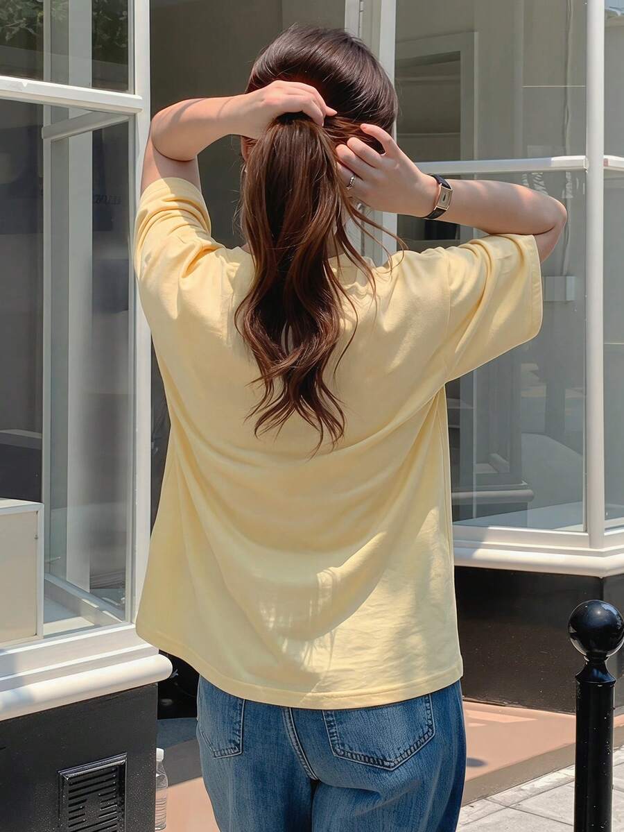 SHEIN DAZY تي شيرت أصفر بأكمام قصيرة وتطريز فيونكة