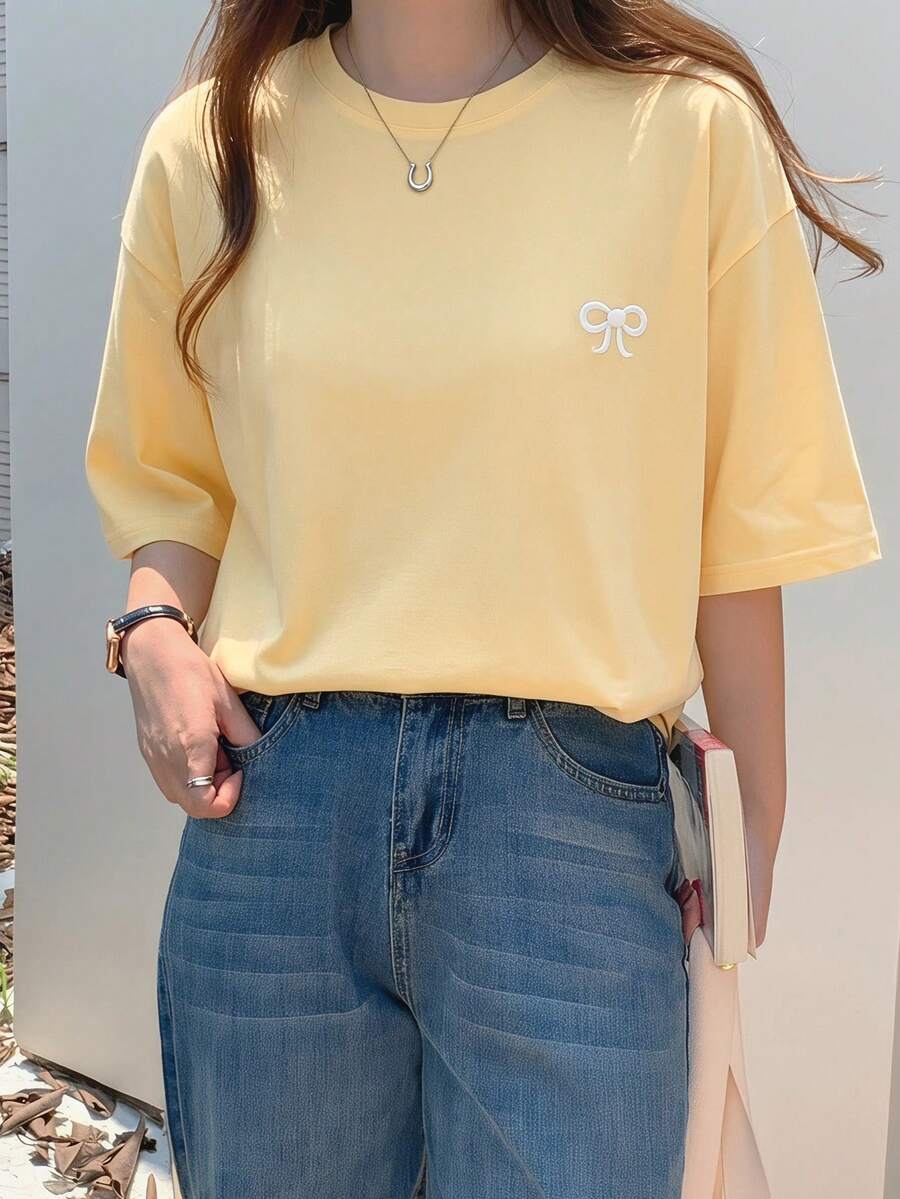 SHEIN DAZY تي شيرت أصفر بأكمام قصيرة وتطريز فيونكة