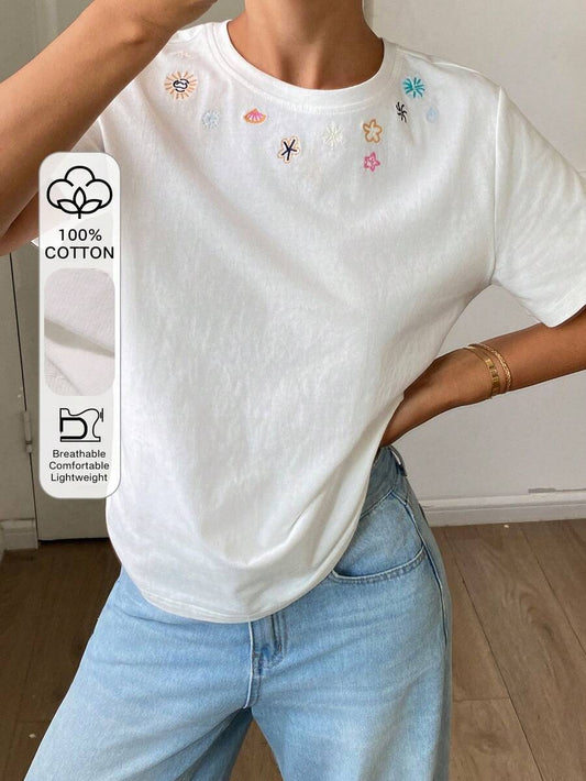 SHEIN DAZY تي شيرت أبيض مطبوع بياقة دائرية وأكمام قصيرة