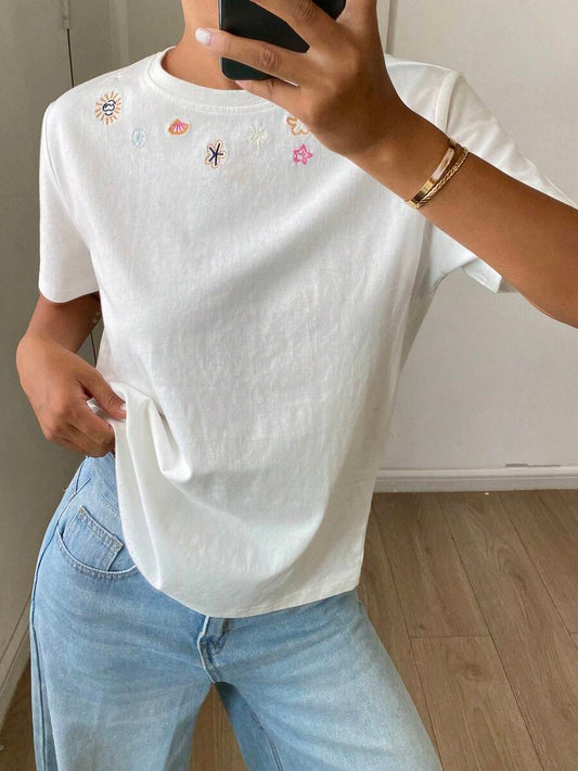SHEIN DAZY تي شيرت أبيض مطبوع بياقة دائرية وأكمام قصيرة