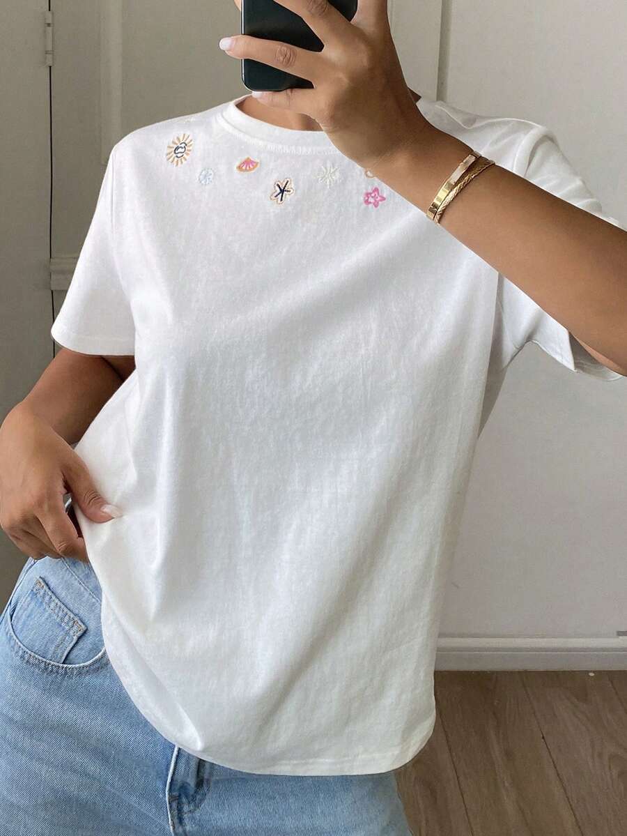 SHEIN DAZY تي شيرت أبيض مطبوع بياقة دائرية وأكمام قصيرة