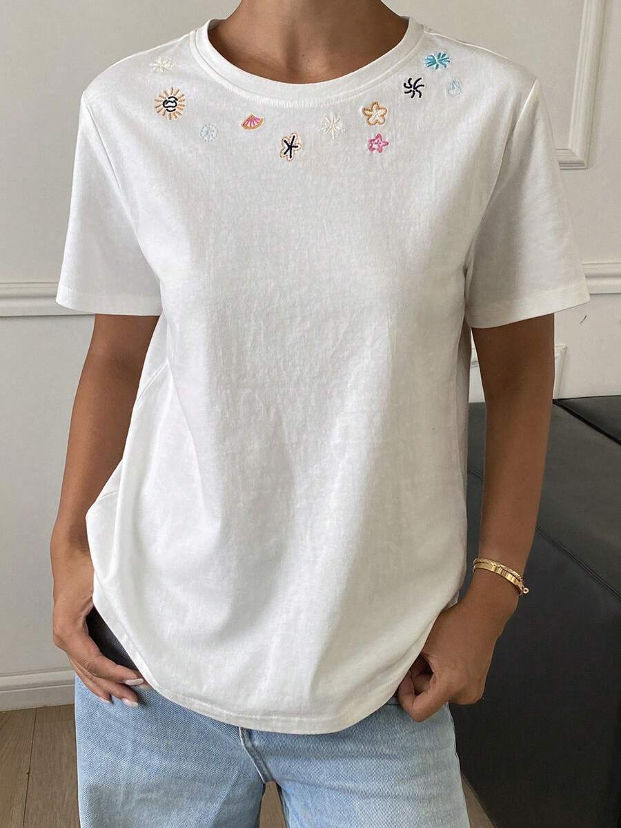 SHEIN DAZY تي شيرت أبيض مطبوع بياقة دائرية وأكمام قصيرة
