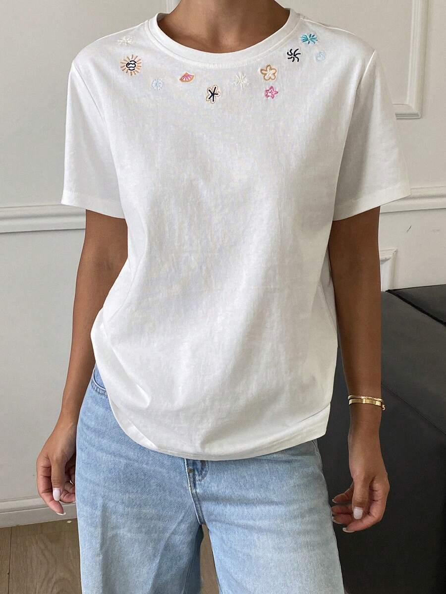 SHEIN DAZY تي شيرت أبيض مطبوع بياقة دائرية وأكمام قصيرة