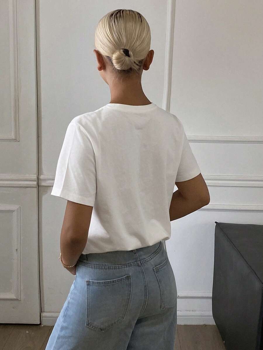 SHEIN DAZY تي شيرت أبيض مطبوع بياقة دائرية وأكمام قصيرة