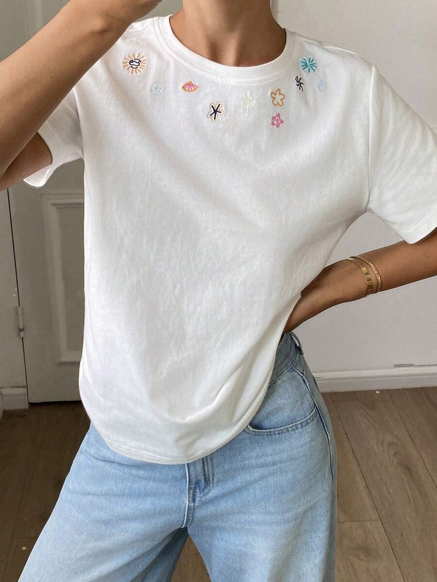 SHEIN DAZY تي شيرت أبيض مطبوع بياقة دائرية وأكمام قصيرة