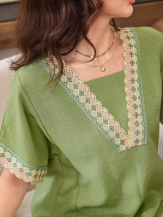 SHEIN Al Najma فستان أخضر فضفاض مزين بالدانتيل بتصميم أنيق