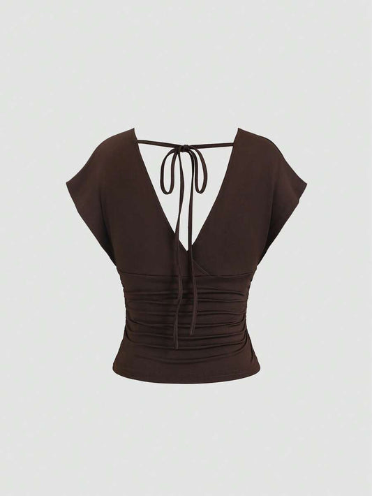 SHEIN Sweetra تي شيرت بني بأكمام كتف بتصميم عصري