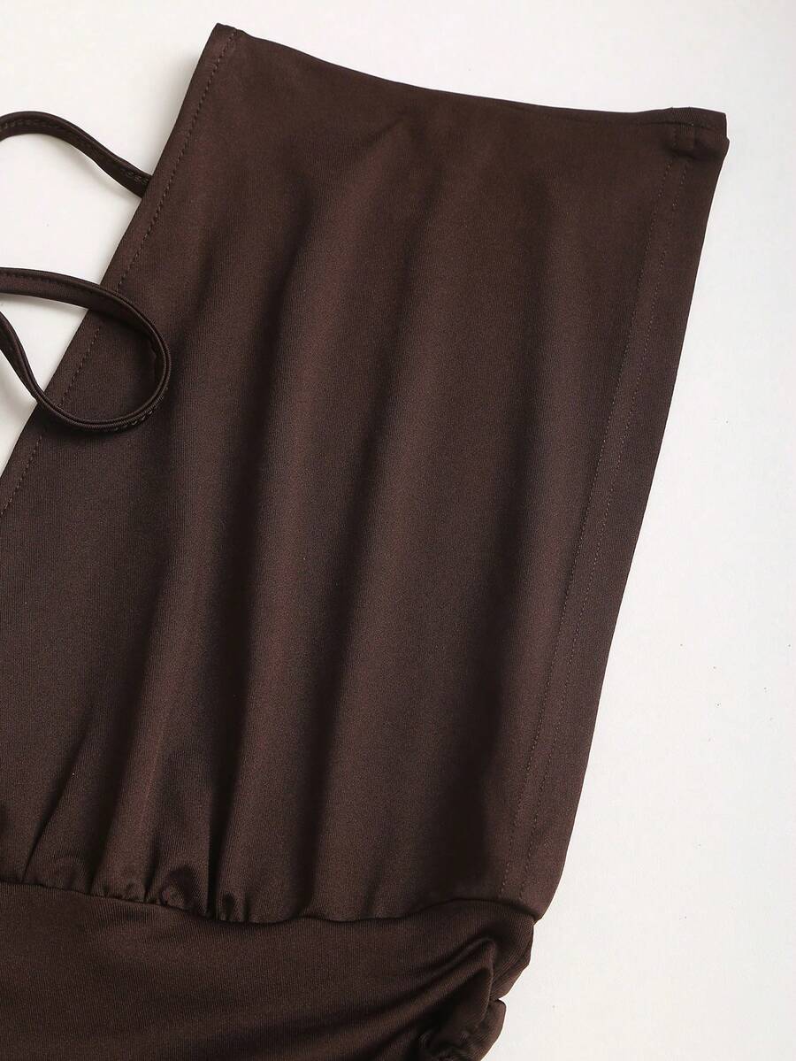 SHEIN Sweetra تي شيرت بني بأكمام كتف بتصميم عصري