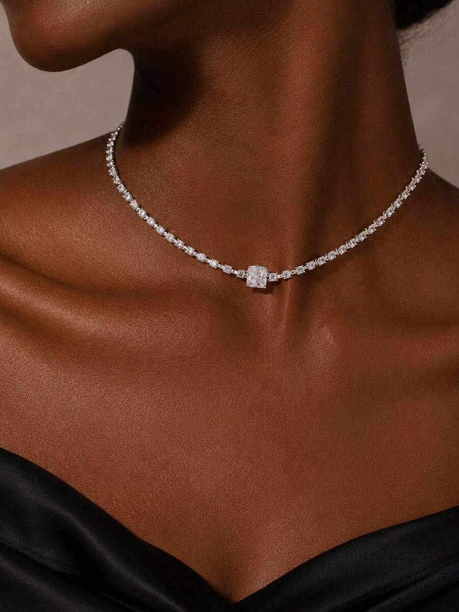 SHEIN Outingfit قلادة هندسية مربعة بسلسلة بسيطة
