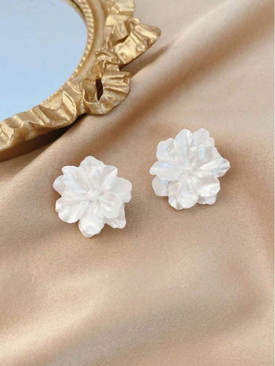 SHEIN طقم 5 أزواج أقراط بتصميم زهور ولؤلؤ صناعي بشرابات