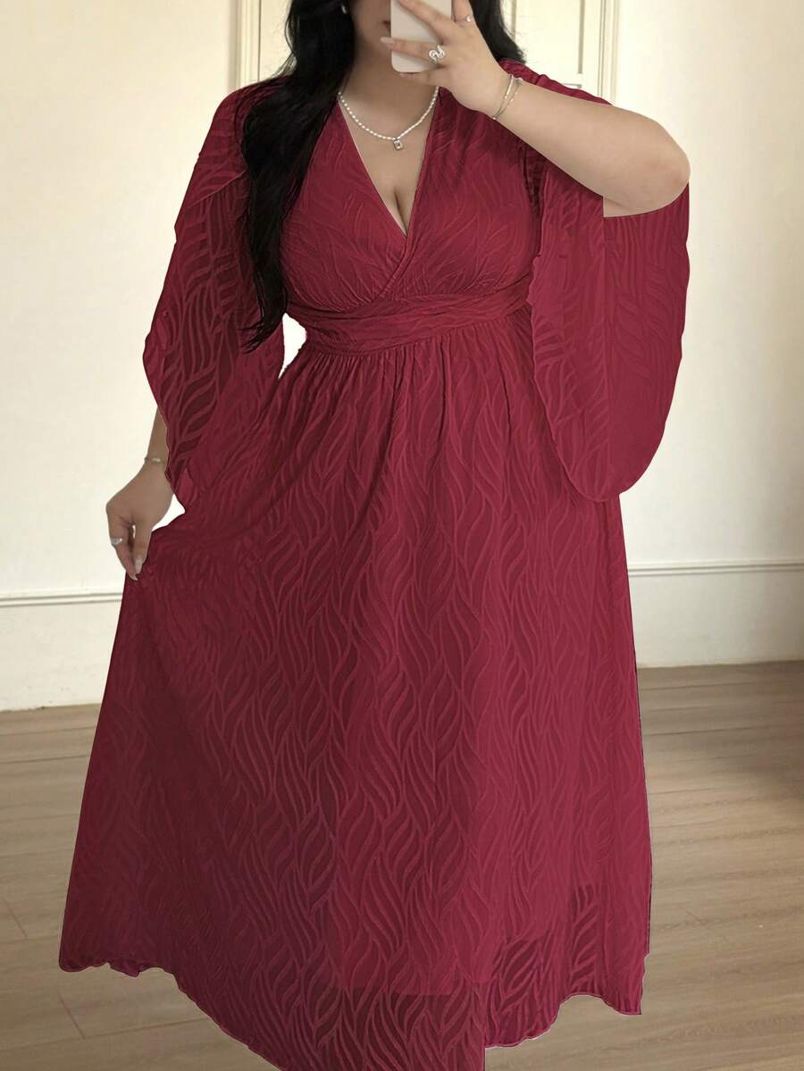 SHEIN Vibekara فستان عنابي من قماش الجاكار للمقاسات الكبيرة بأكمام جرس قصيرة