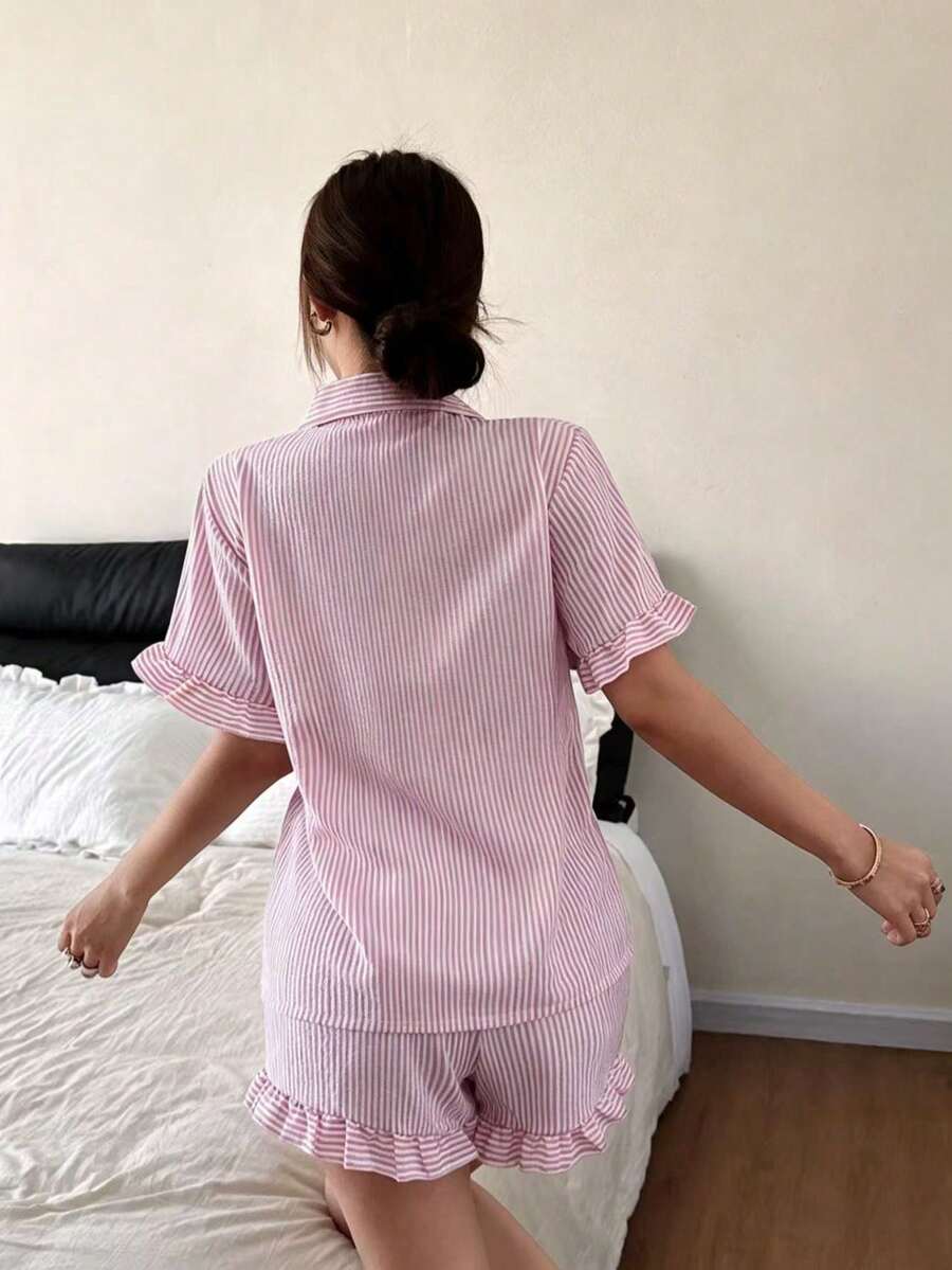 SHEIN Dreamivo طقم بيجامة ساتان مخطط بقميص بأكمام قصيرة وشورت