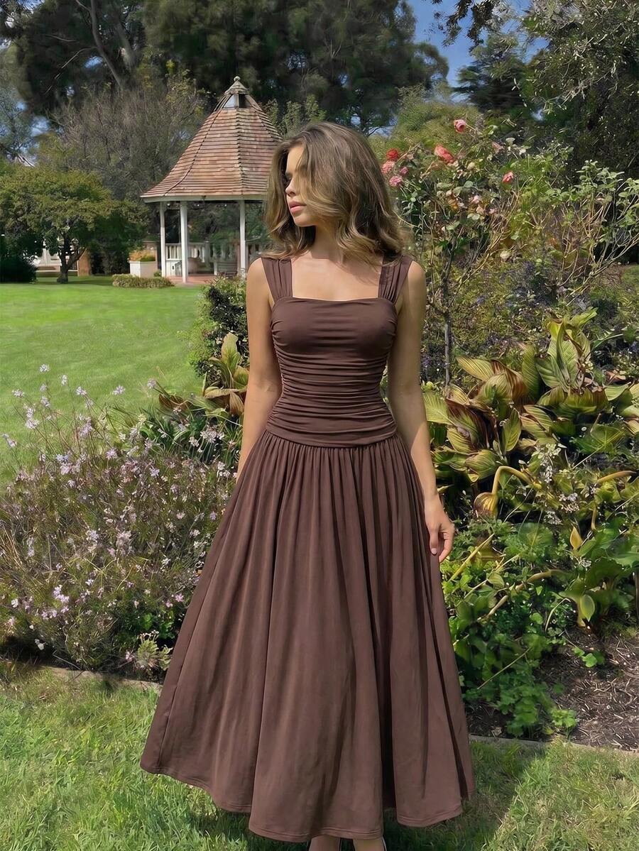 SHEIN فستان بني أنيق بطيات وياقة مربعة بدون أكمام