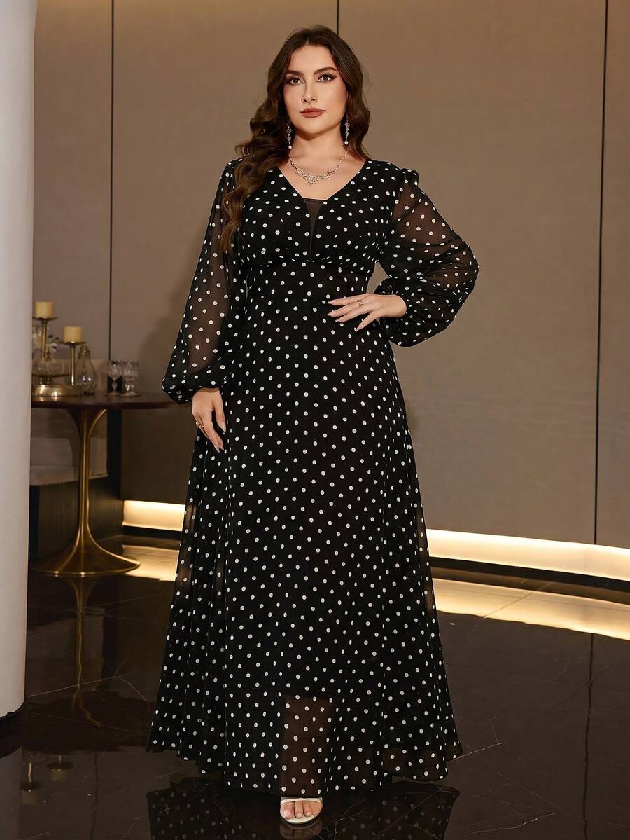 SHEIN Voworia فستان طويل أسود للمقاسات الكبيرة بنقشة منقطة وياقة قلب