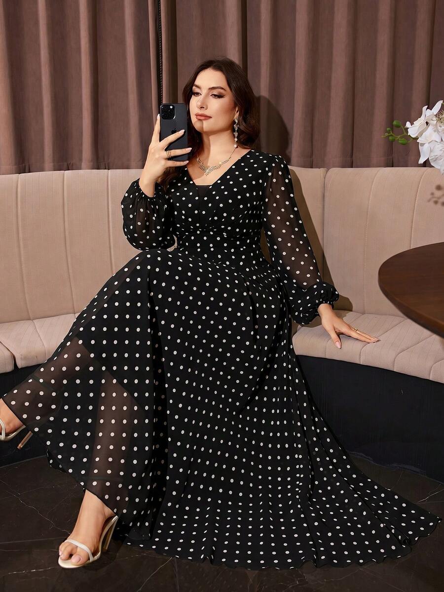 SHEIN Voworia فستان طويل أسود للمقاسات الكبيرة بنقشة منقطة وياقة قلب