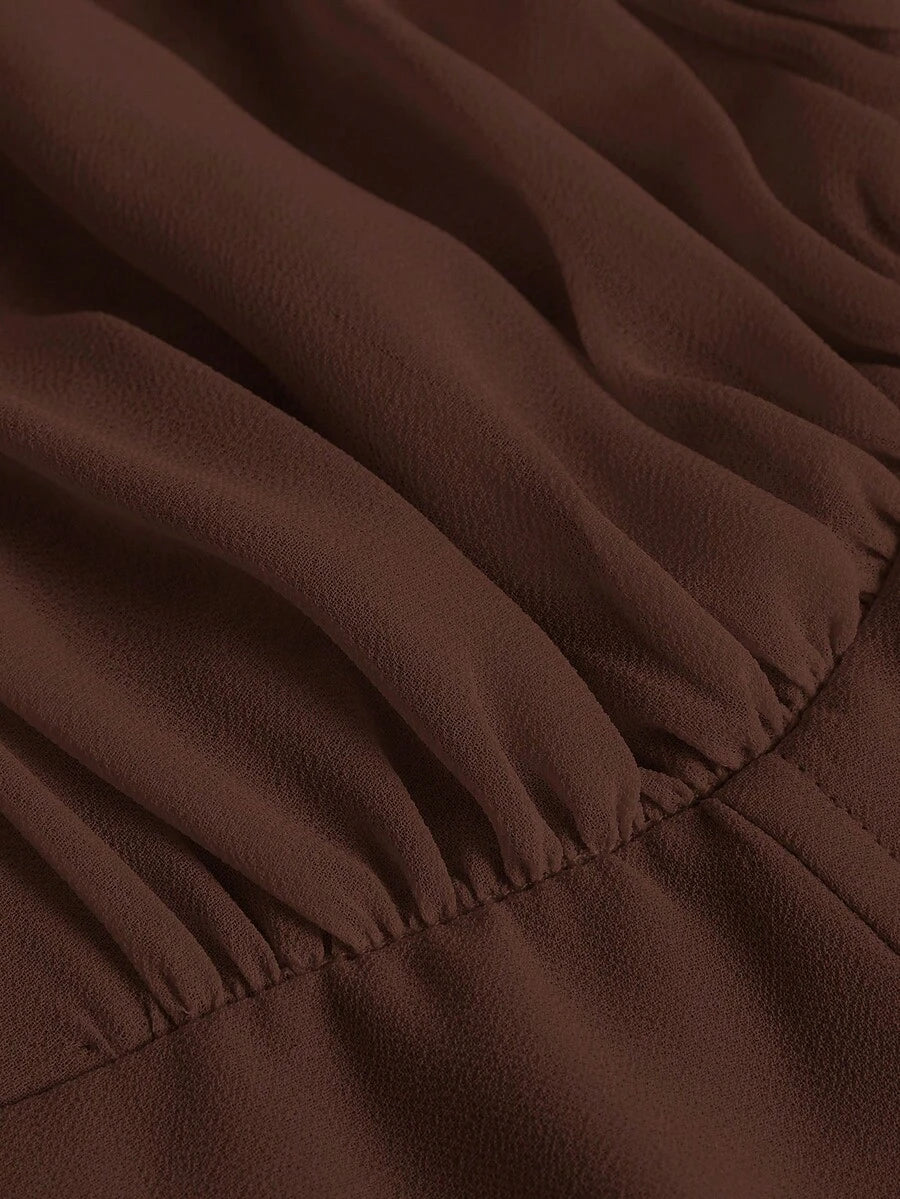 SHEIN MOD فستان بني قصير سادة بطيات وقصة واسعة من الأسفل