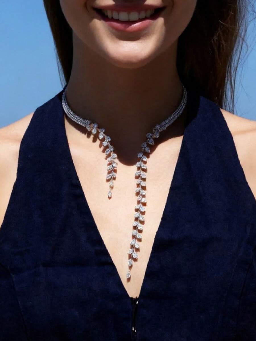 SHEIN قلادة تشوكر قابلة للتعديل بتصميم ورقة لامعة أنيقة