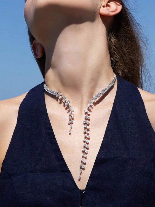SHEIN قلادة تشوكر قابلة للتعديل بتصميم ورقة لامعة أنيقة
