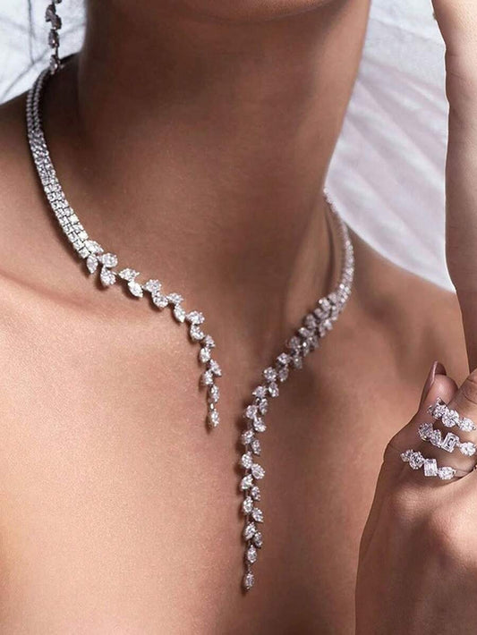 SHEIN قلادة تشوكر قابلة للتعديل بتصميم ورقة لامعة أنيقة