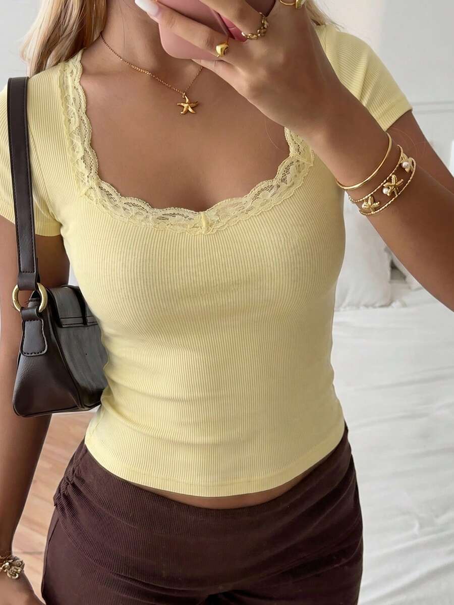 SHEIN GAOVOT تي شيرت بأكمام قصيرة مزين بالدانتيل بلون أصفر