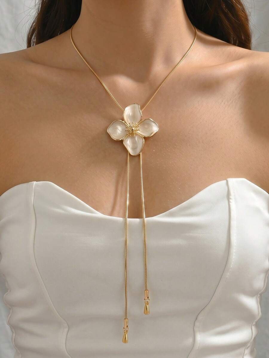 SHEIN قلادة نسائية بزهرة بيضاء وأربع بتلات مع شرابة قطرة ماء أنيقة