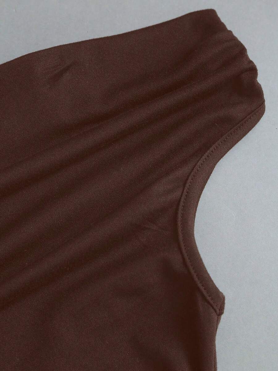 SHEIN Sweetra طقم نسائي بني وأبيض بلوزة مطوية بكتف غير متماثل وتنورة