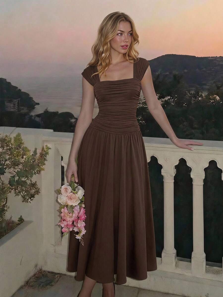 SHEIN فستان بني أنيق بطيات وياقة مربعة بدون أكمام