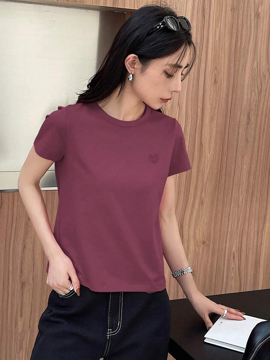 SHEIN DAZY تي شيرت مطرز بقلب بأكمام قصيرة بلون أرجواني
