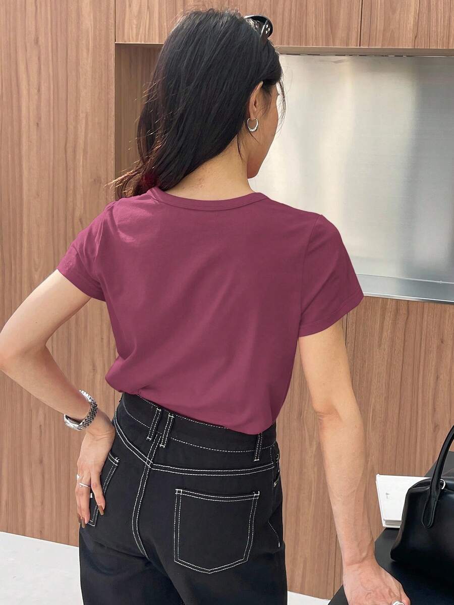 SHEIN DAZY تي شيرت مطرز بقلب بأكمام قصيرة بلون أرجواني