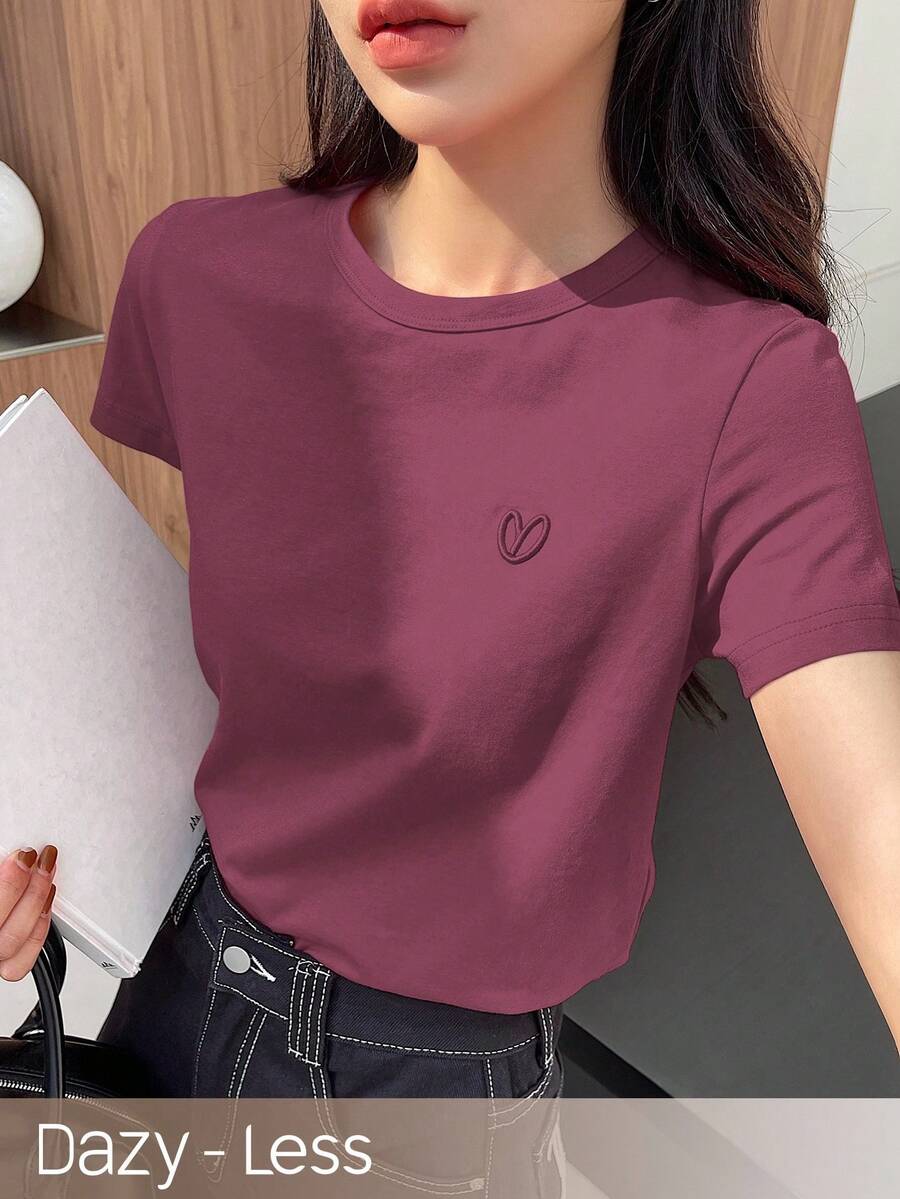 SHEIN DAZY تي شيرت مطرز بقلب بأكمام قصيرة بلون أرجواني