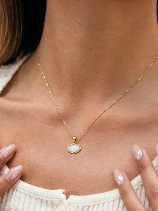 SHEIN قلادة ذهبية من الفولاذ المقاوم للماء بتصميم صدفة مرصعة بالراينستون