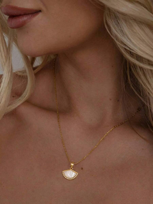 SHEIN قلادة ذهبية من الفولاذ المقاوم للماء بتصميم صدفة مرصعة بالراينستون