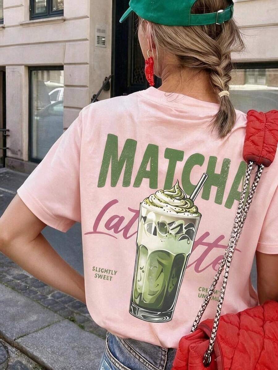 SHEIN تي شيرت وردي فضفاض بطبعة لاتيه الماتشا بأكمام قصيرة