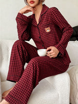SHEIN Dream Adore طقم بيجامة بنقشة مربعات وتطريز دب بأكمام طويلة وبنطلون طويل