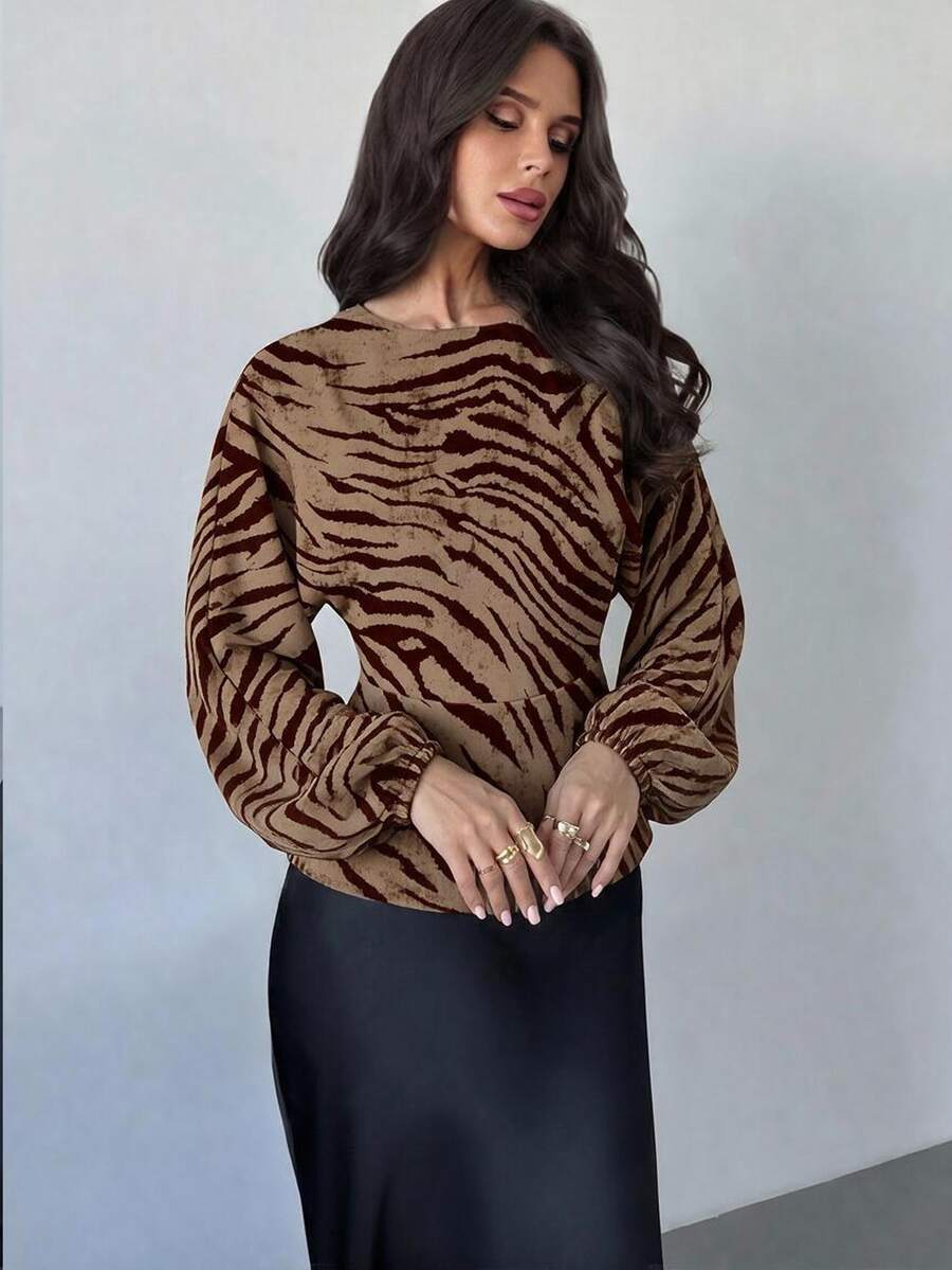 SHEIN Firerie بلوزة نسائية بنية بطبعة نمر وياقة دائرية وأكمام جناح الخفاش