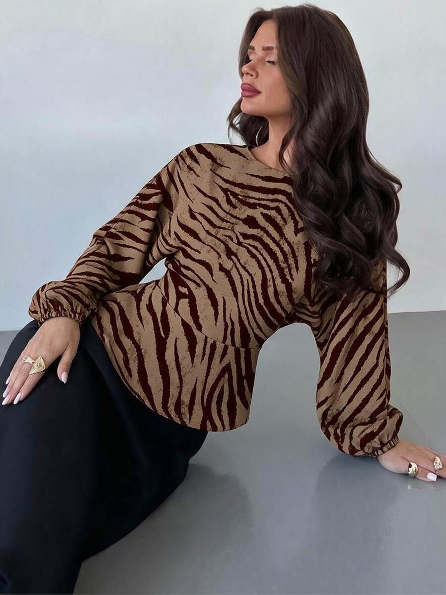 SHEIN Firerie بلوزة نسائية بنية بطبعة نمر وياقة دائرية وأكمام جناح الخفاش